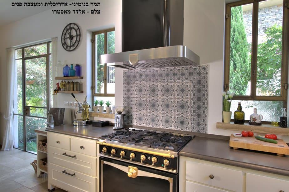 אריחים במטבח כפרי